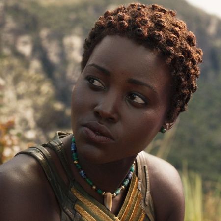 Nakia stares at T'Challa while having a conversation